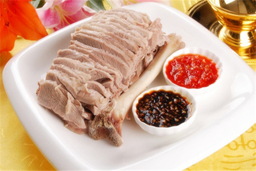        品尝蒙古特色风味手扒羊肉