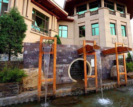 辽阳弓长岭汤河假日温泉酒店1晚住宿套餐(含双人/三人2次温泉馆门票