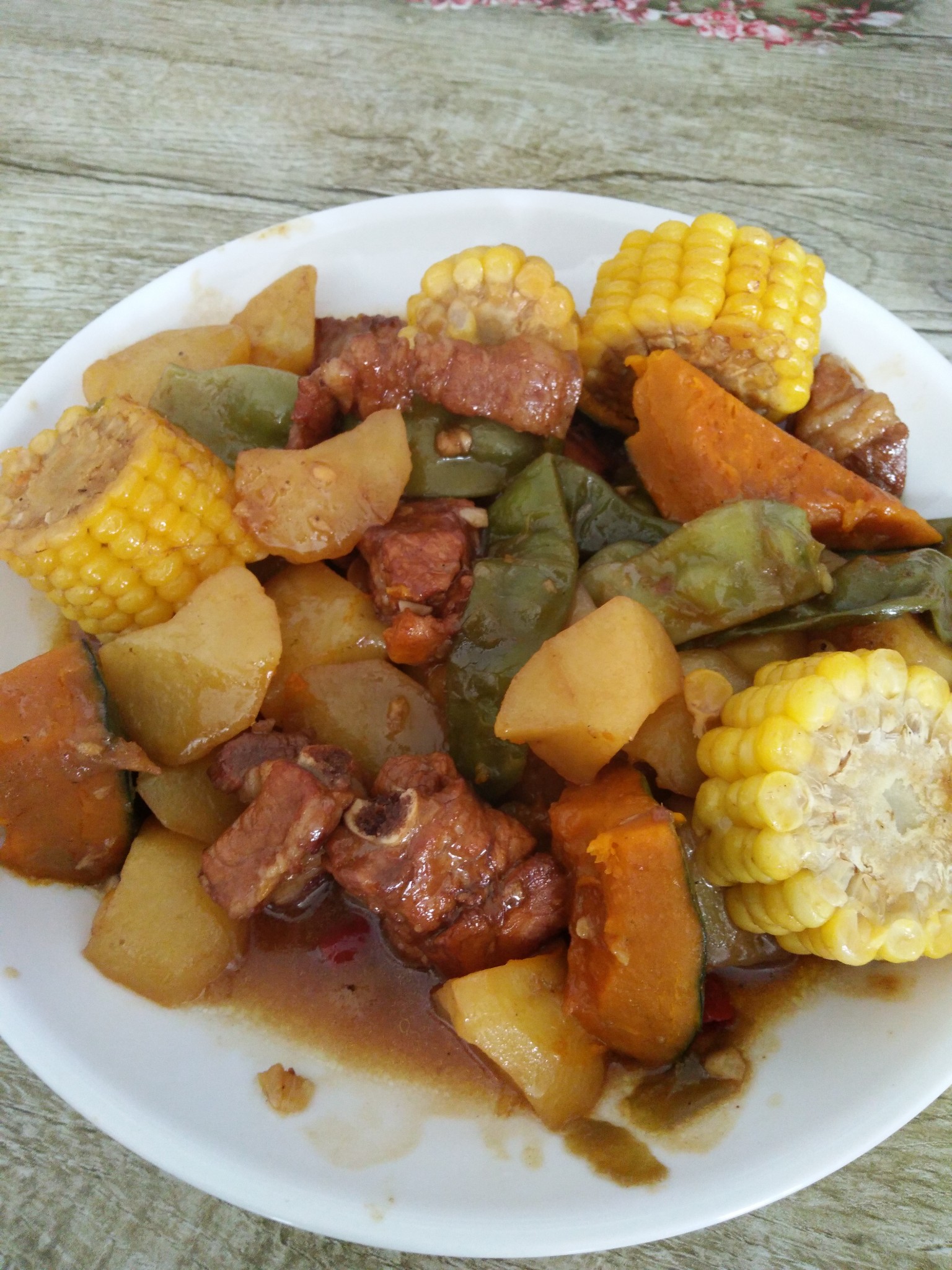 到雪谷刚好吃午餐,两个人点了一个东北乱炖,东北菜,可以试试,排骨