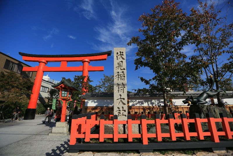 伏见稻荷大社的具体位置:京都府京都市伏见区深草薮之内町68