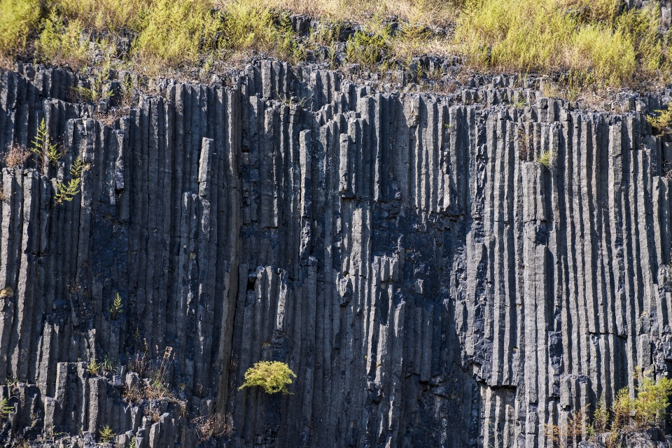 昌乐火山口蓝宝石图片