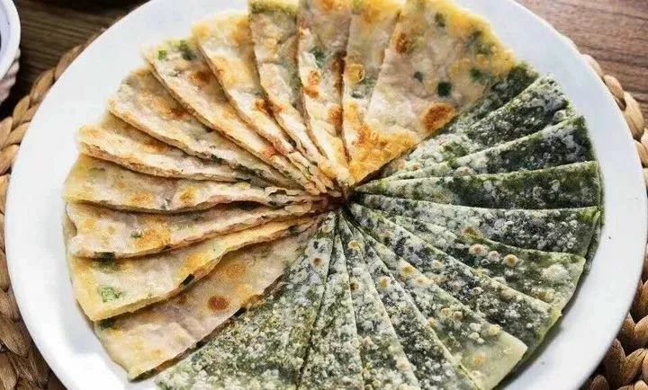 除了这些,在蛇蟠岛还能吃到地道的三门小吃啊,麦饼,食饼筒,松花