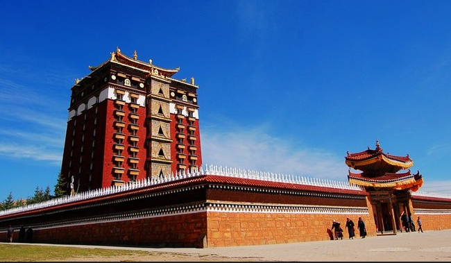 米拉日巴佛阁:米拉日巴佛阁位于甘肃安多藏区合作市