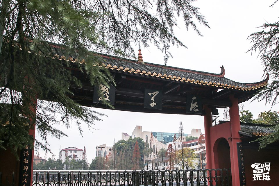 走进红墙黄瓦的拱形校门,于是我们就走进了浏阳一中孕育祖国希望的