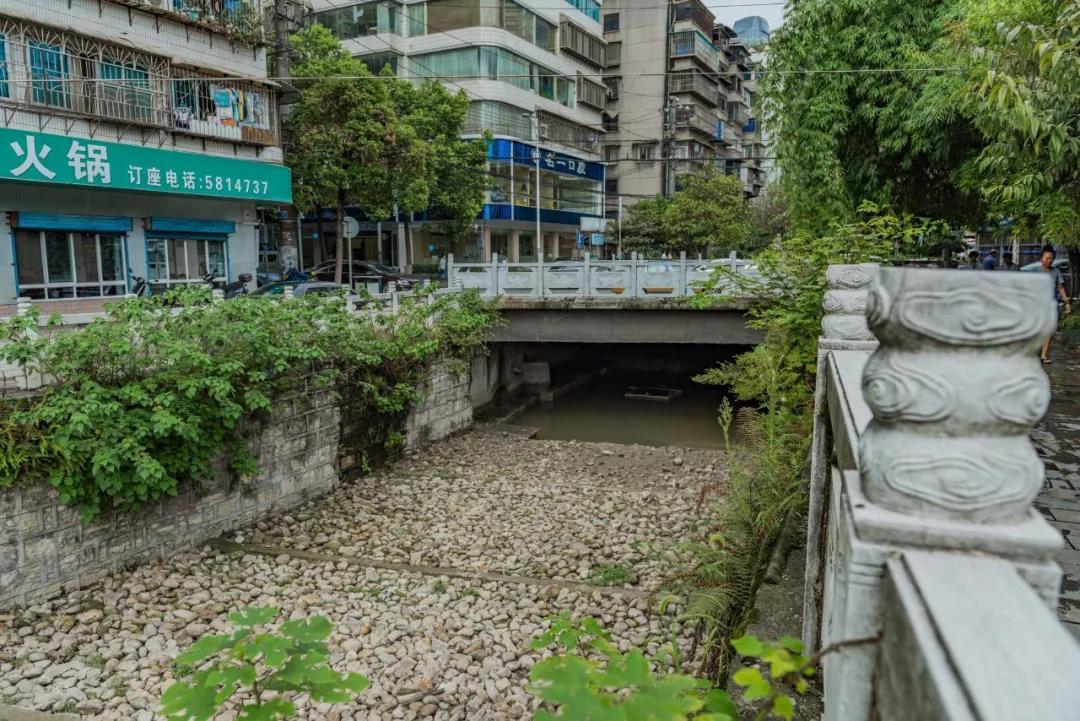 地址:博爱路  始建:自清乾隆  六洞桥位于贯城河下游,经原贵阳