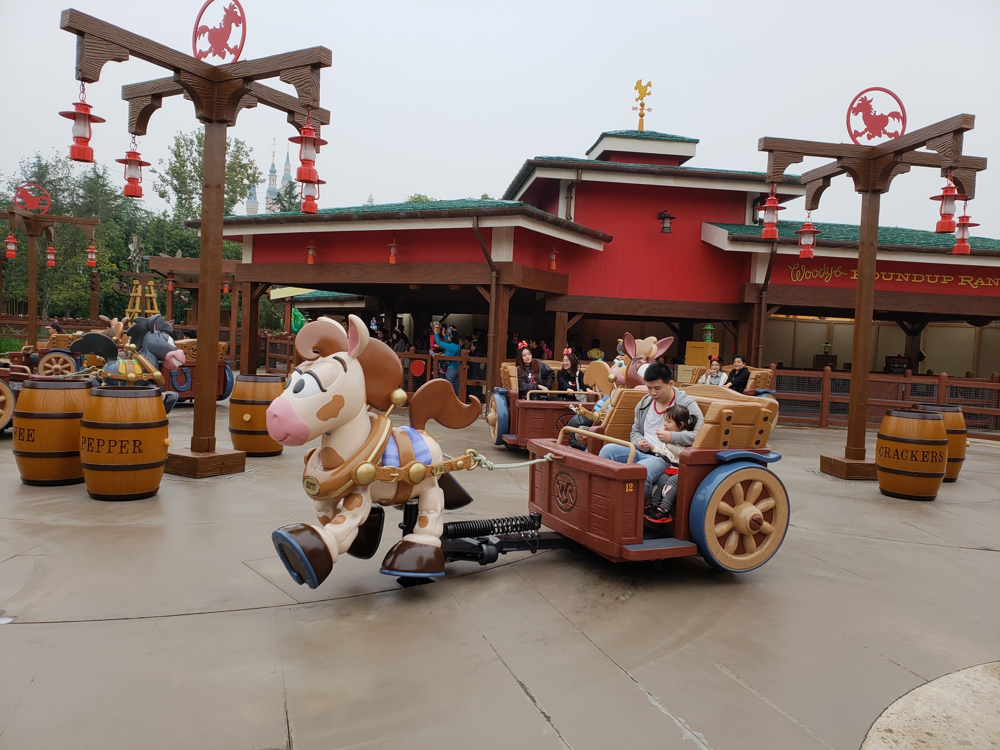 上海迪士尼度假区游玩观演餐饮购物小集锦