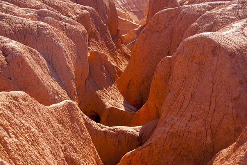             雨水冲刷形成的深沟