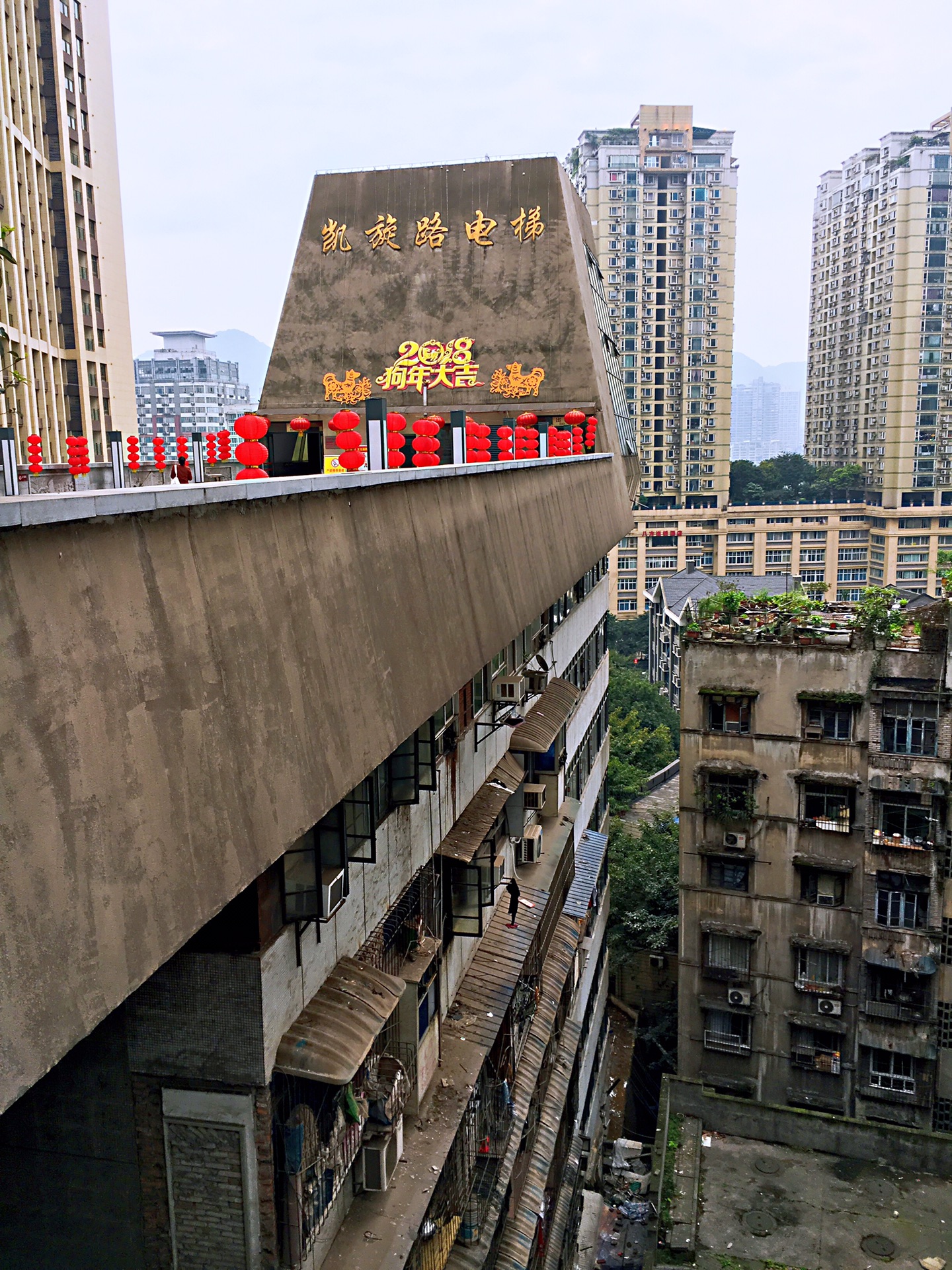 重庆魔幻3d代表之凯旋路电梯及任性天桥—霞姐印象重庆之凯旋路电梯