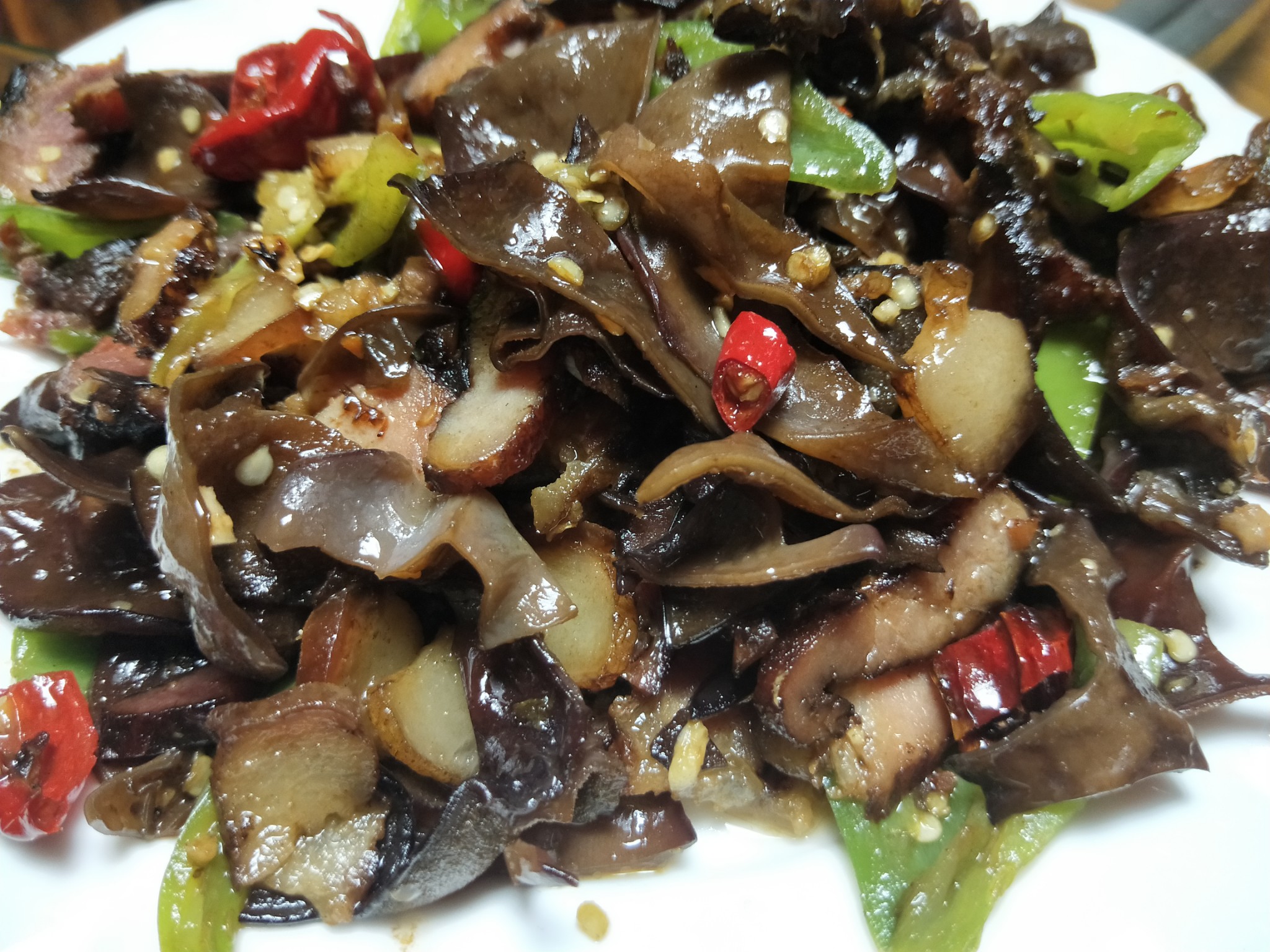             金坑湾木耳炒腊肉 by