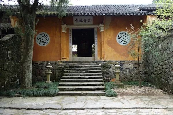 它又被称为塔头寺,真觉讲寺,也是创立了天台宗的智者大师的肉身塔所在