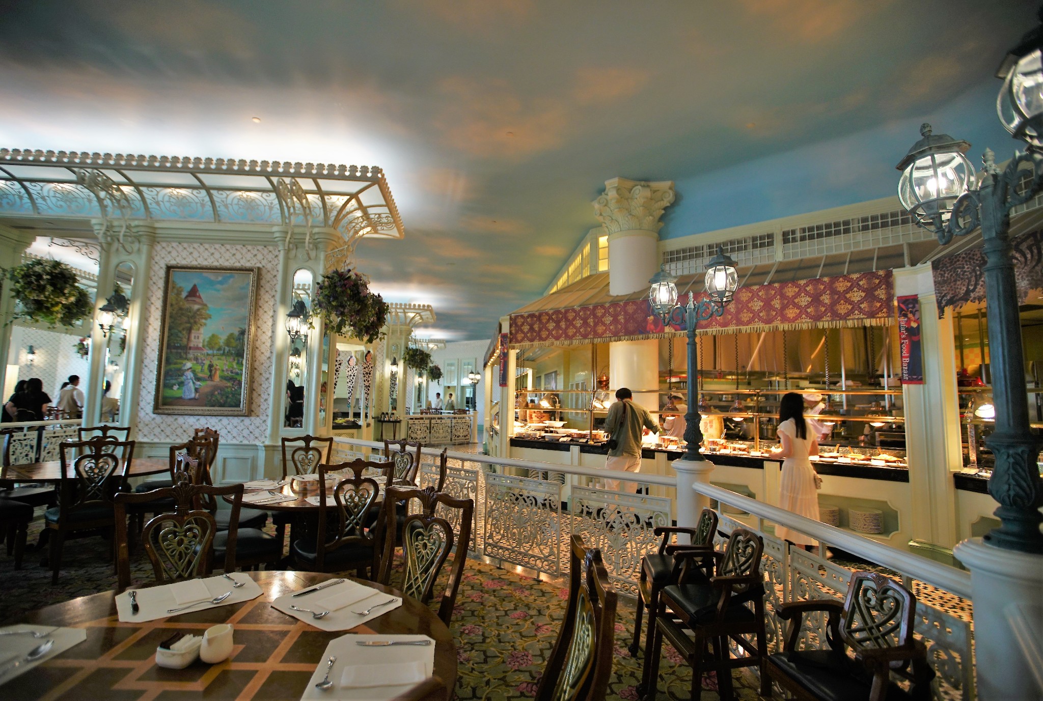 除此之外,还推荐香港迪士尼乐园酒店的翠乐庭餐厅