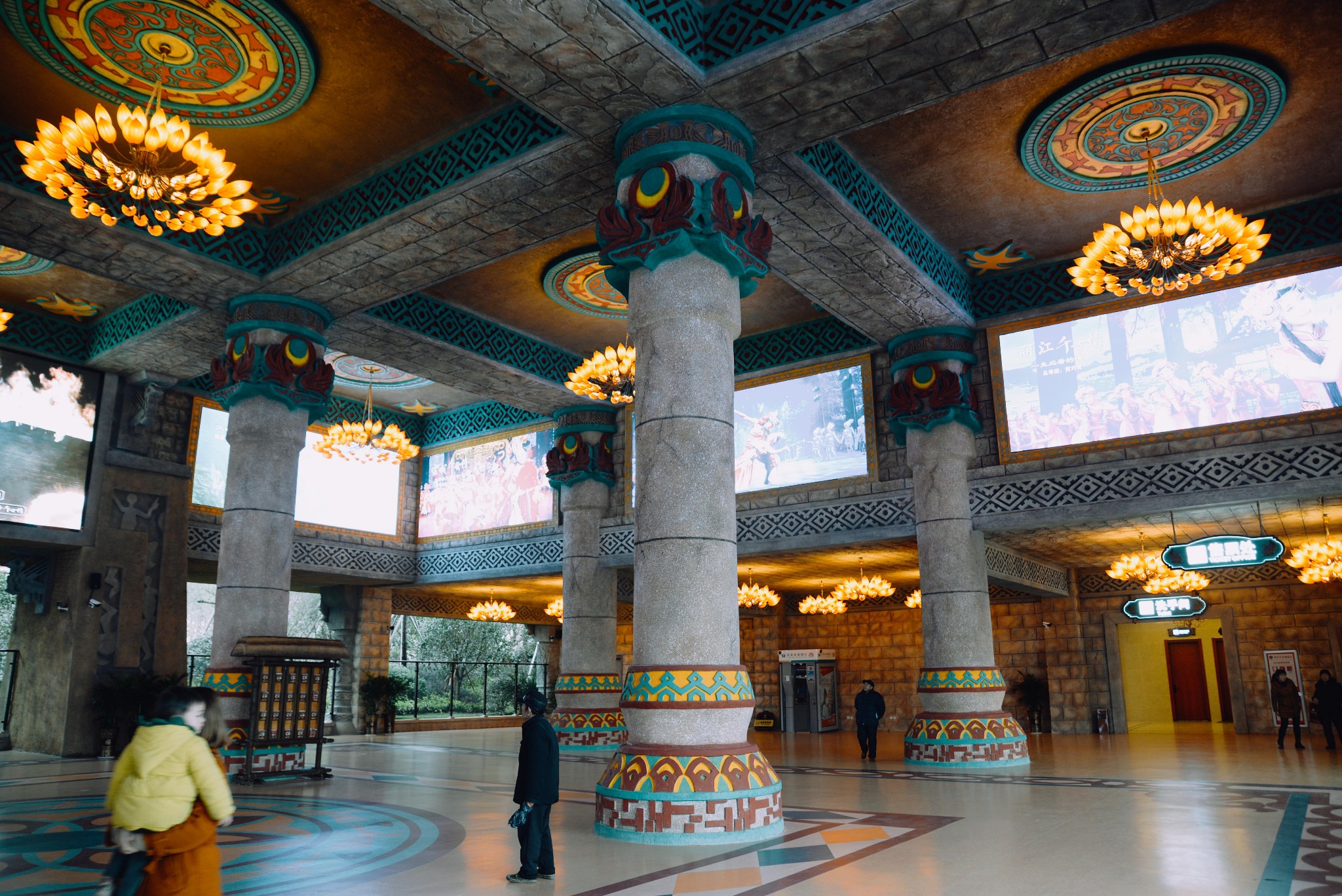 演出还有十几分钟就开始了,接待大厅里的游客一窝蜂的向宋城大剧院