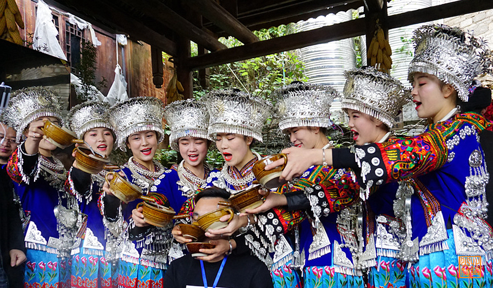 去黔东南苗寨过苗年 喝十二道拦门酒 吃千米长桌宴