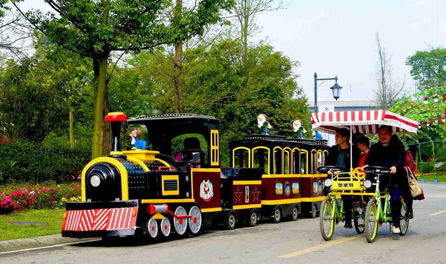 去蜀国鹃都除看杜鹃花之外,还能去景区游乐园耍耍.