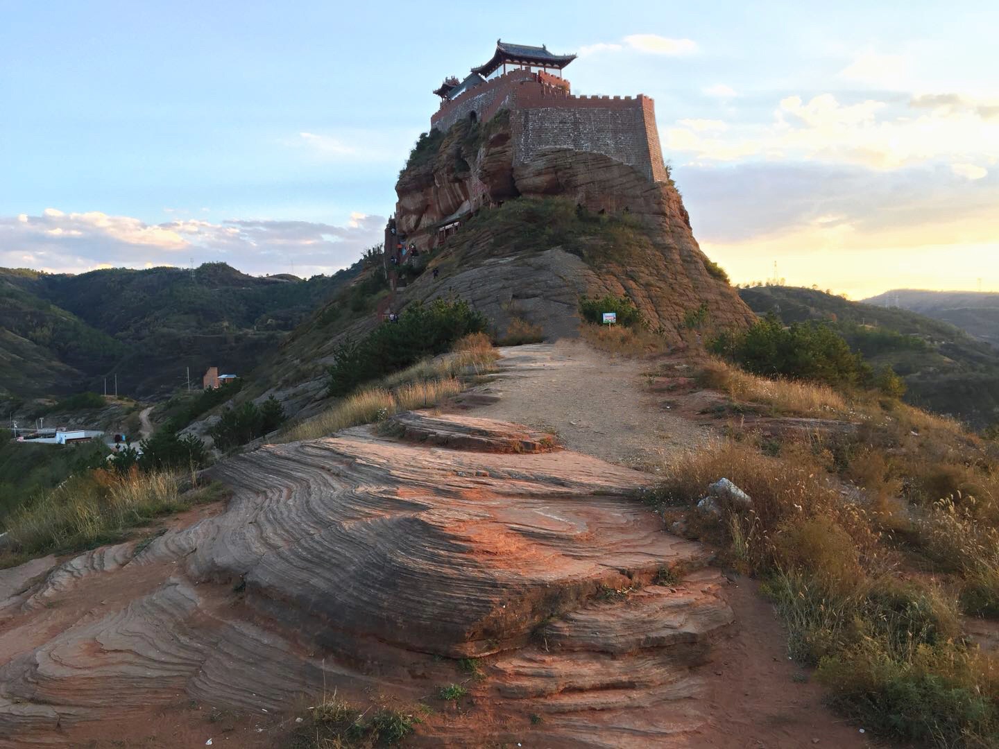 洛水丹霞永宁寨，盘龙卧虎高山顶