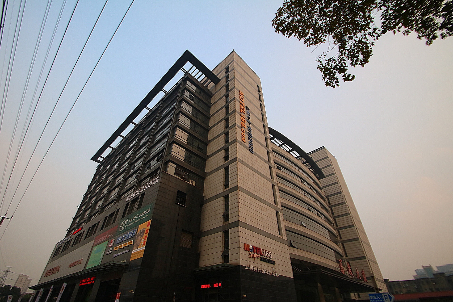 莫泰168(上海虹桥枢纽七莘路地铁站店)