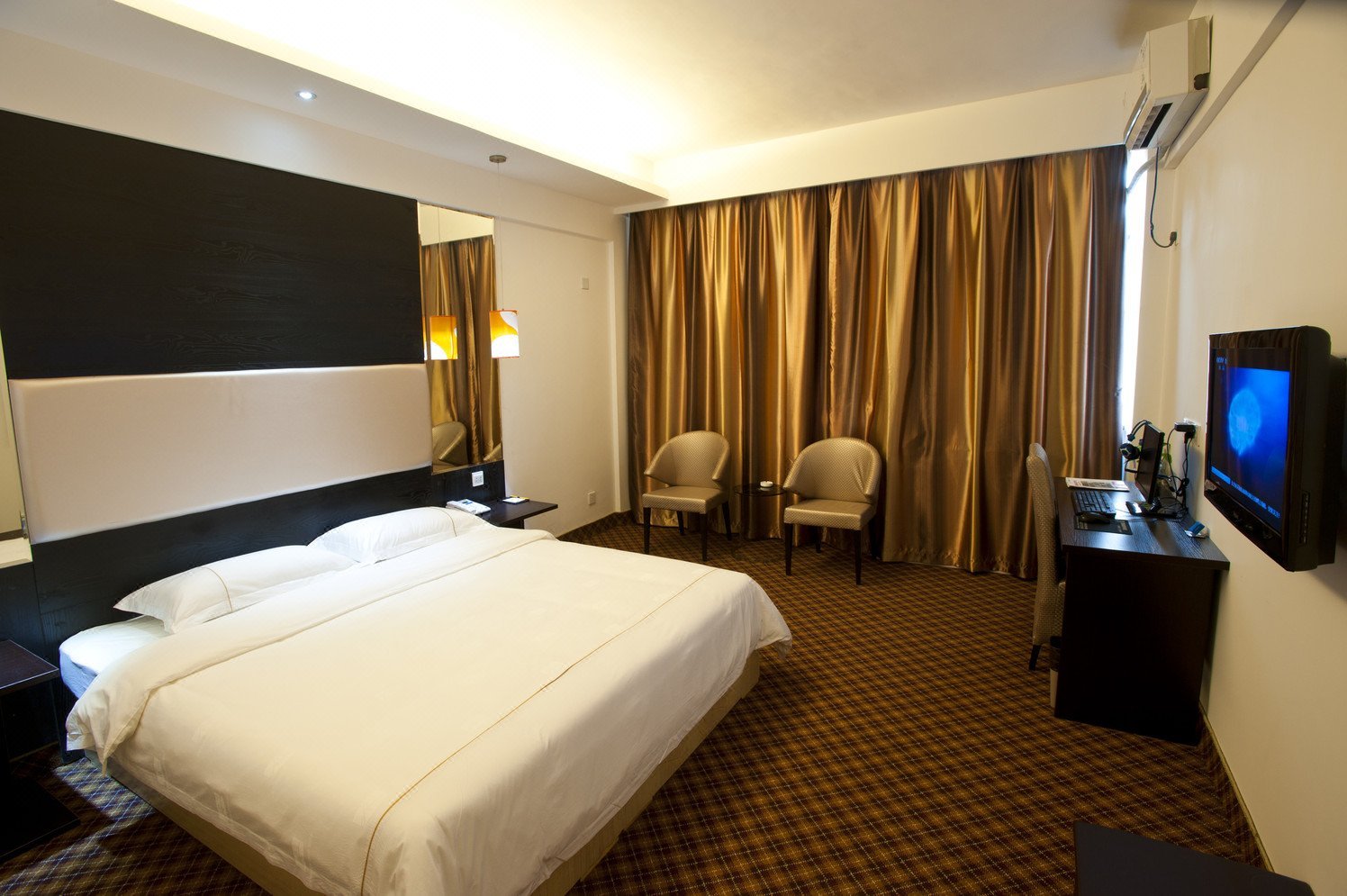 濮阳路尚龙乡宾馆