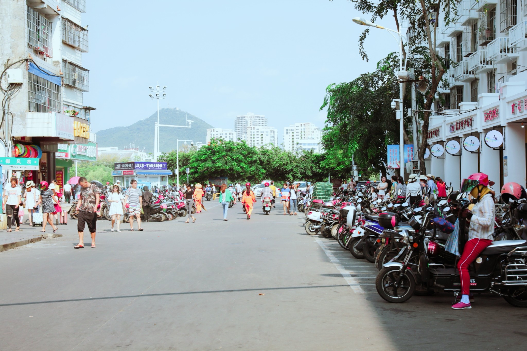   红旗街长约三百多米.