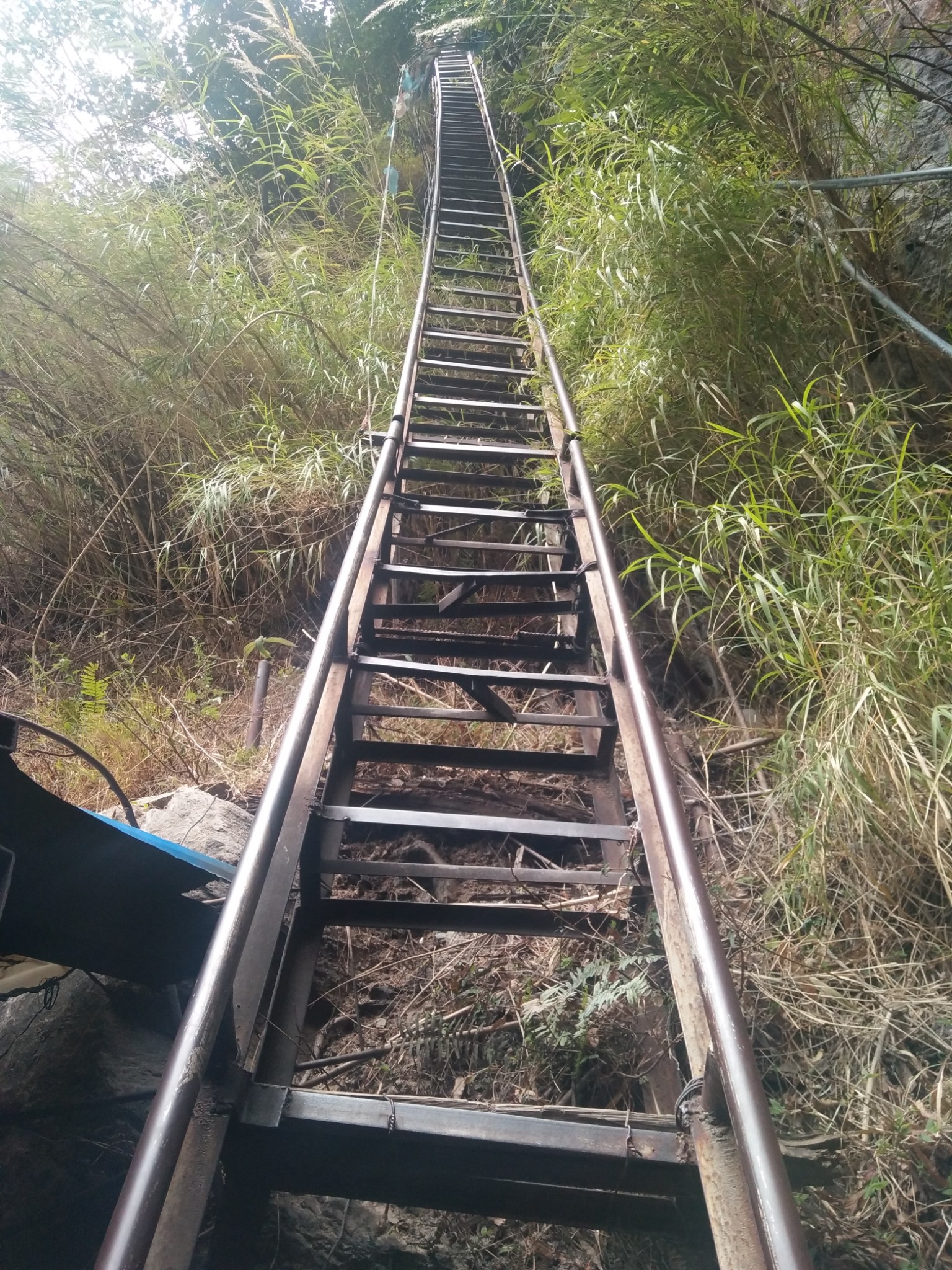 云南虎跳峡天梯图片