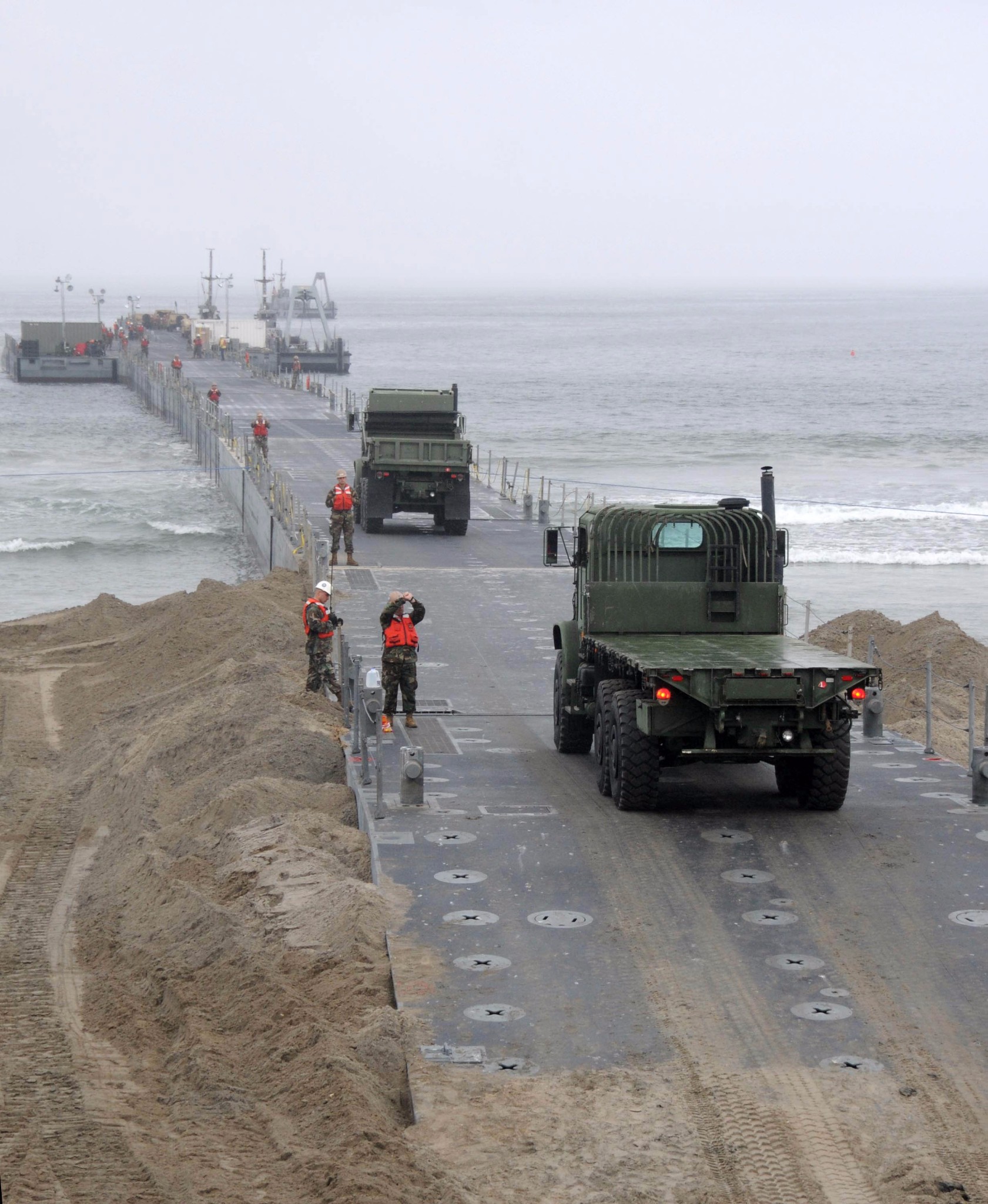 战场上其超高效率令我志愿军惊讶的美国海军工兵装配栈桥作业全过程