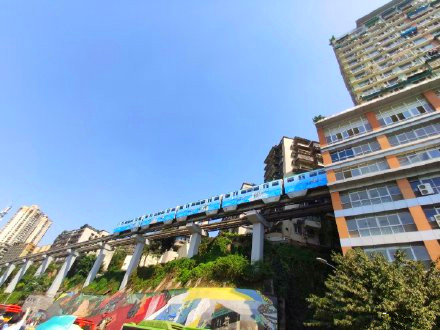 重庆新晋网红地李子坝轻轨站周边的美食!