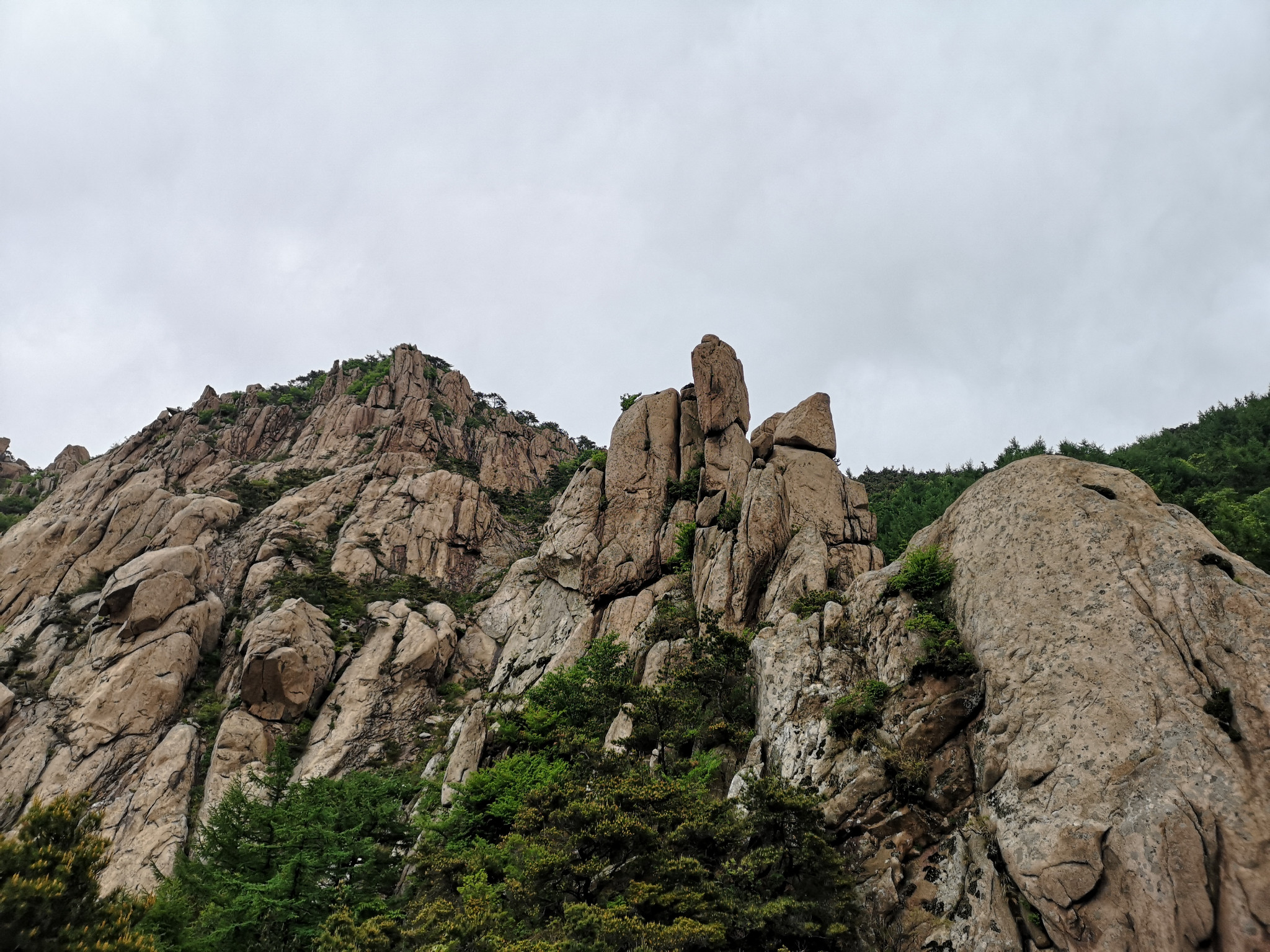 海岸邊的奇峰怪石穿行:青島嶗山二龍山-仰口登山徒步記