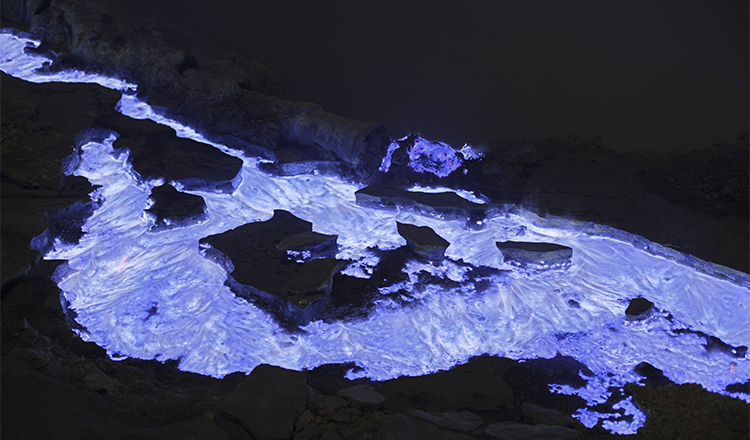 印尼泗水宜珍ijen火山2日1晚游火山看日出探险之旅蓝色火焰蓝色硫磺湖