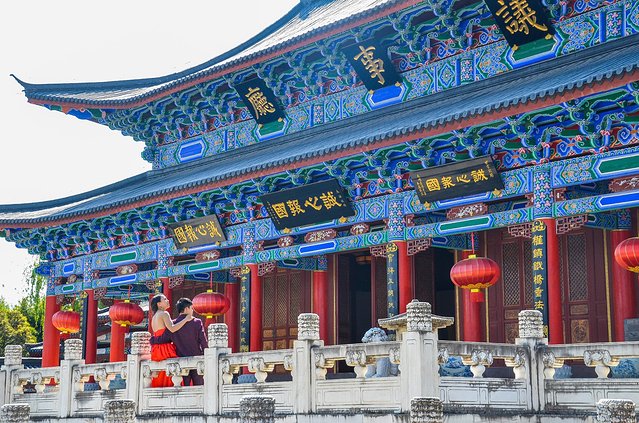 议事厅·忠义牌坊位于木府大门前,又叫石牌坊,这座结构宏伟,雕刻精湛