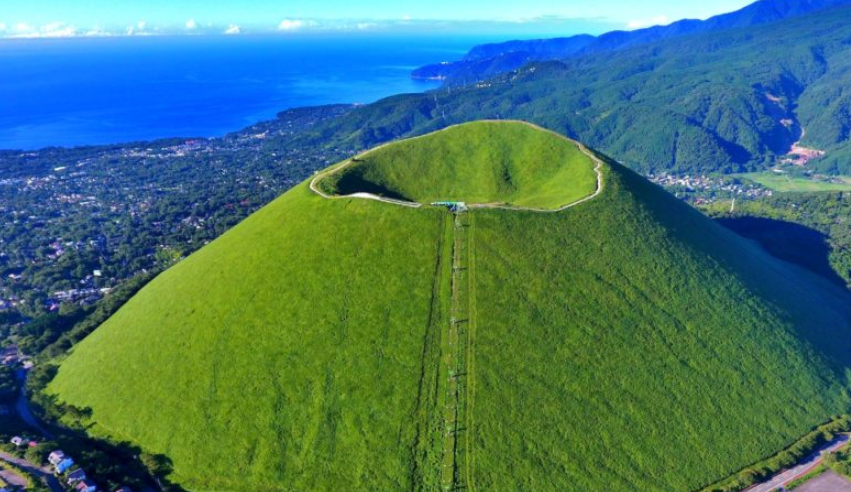   (伊豆大室山全貌)