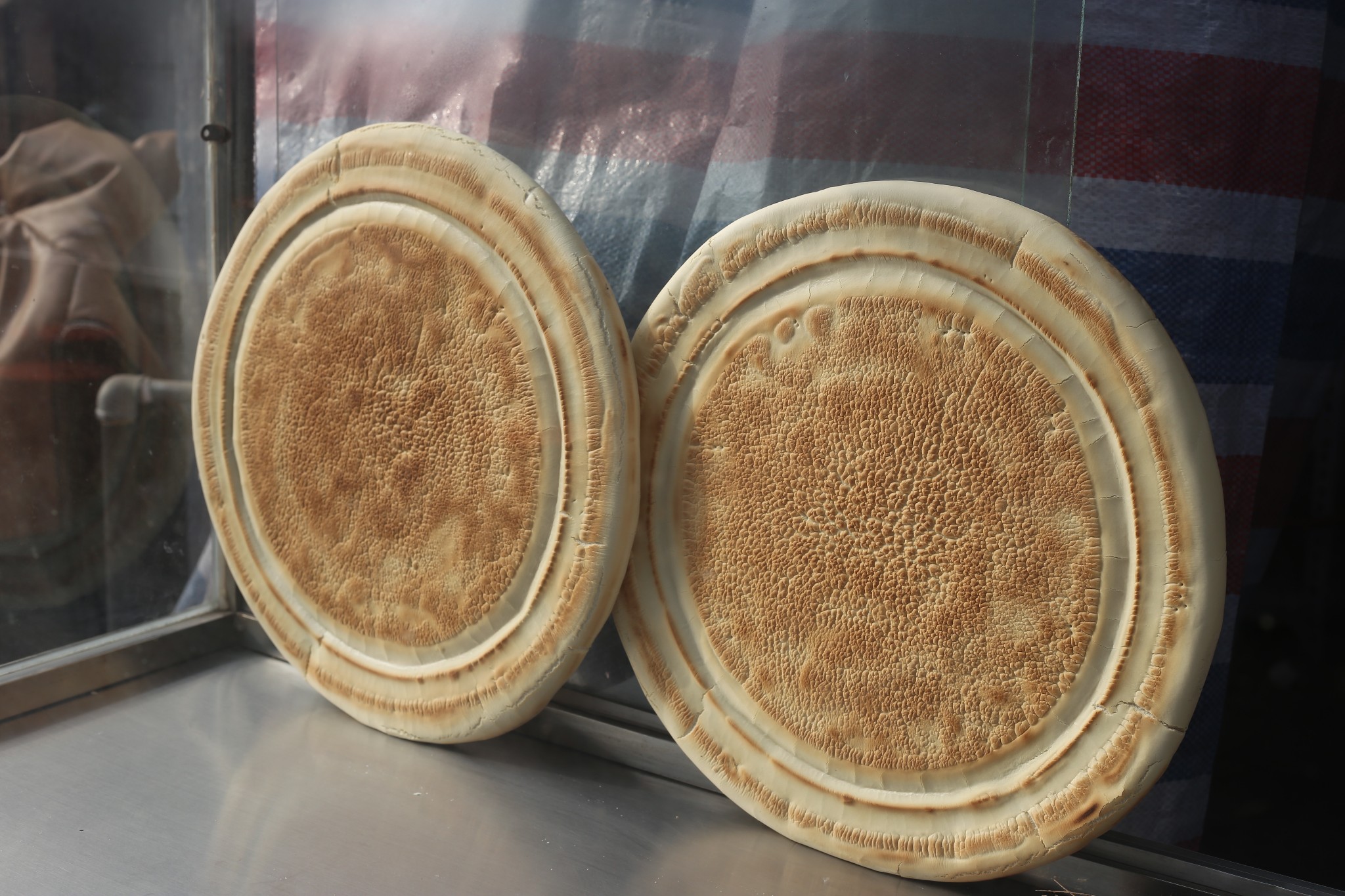 推荐指数:  东大寺门前的回民街上有不少卖锅盔的店