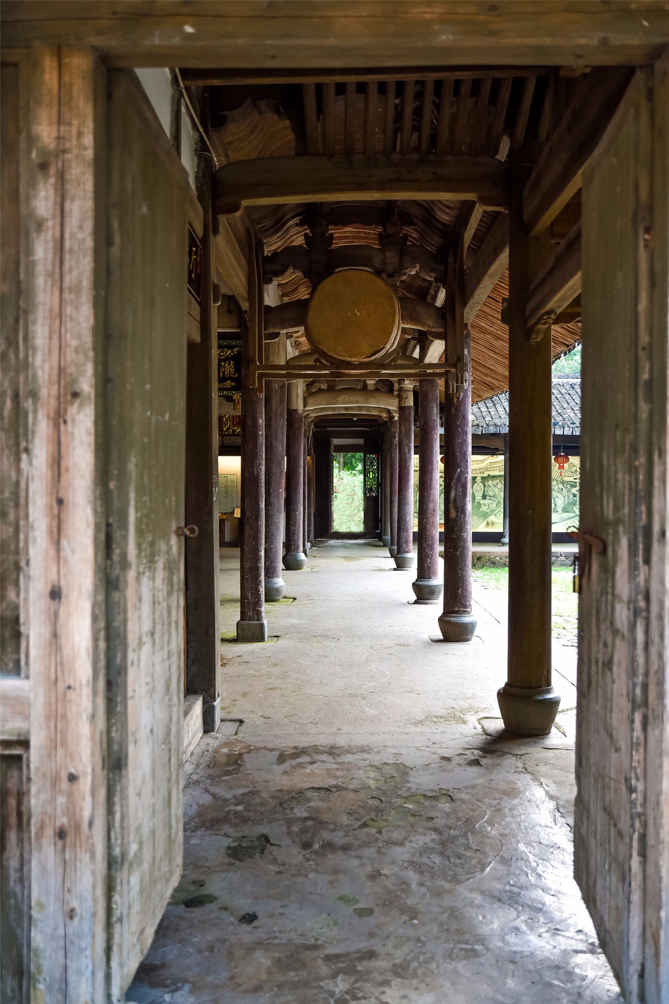 村中有一座"望兄亭",站在亭子里往村外东南方向眺