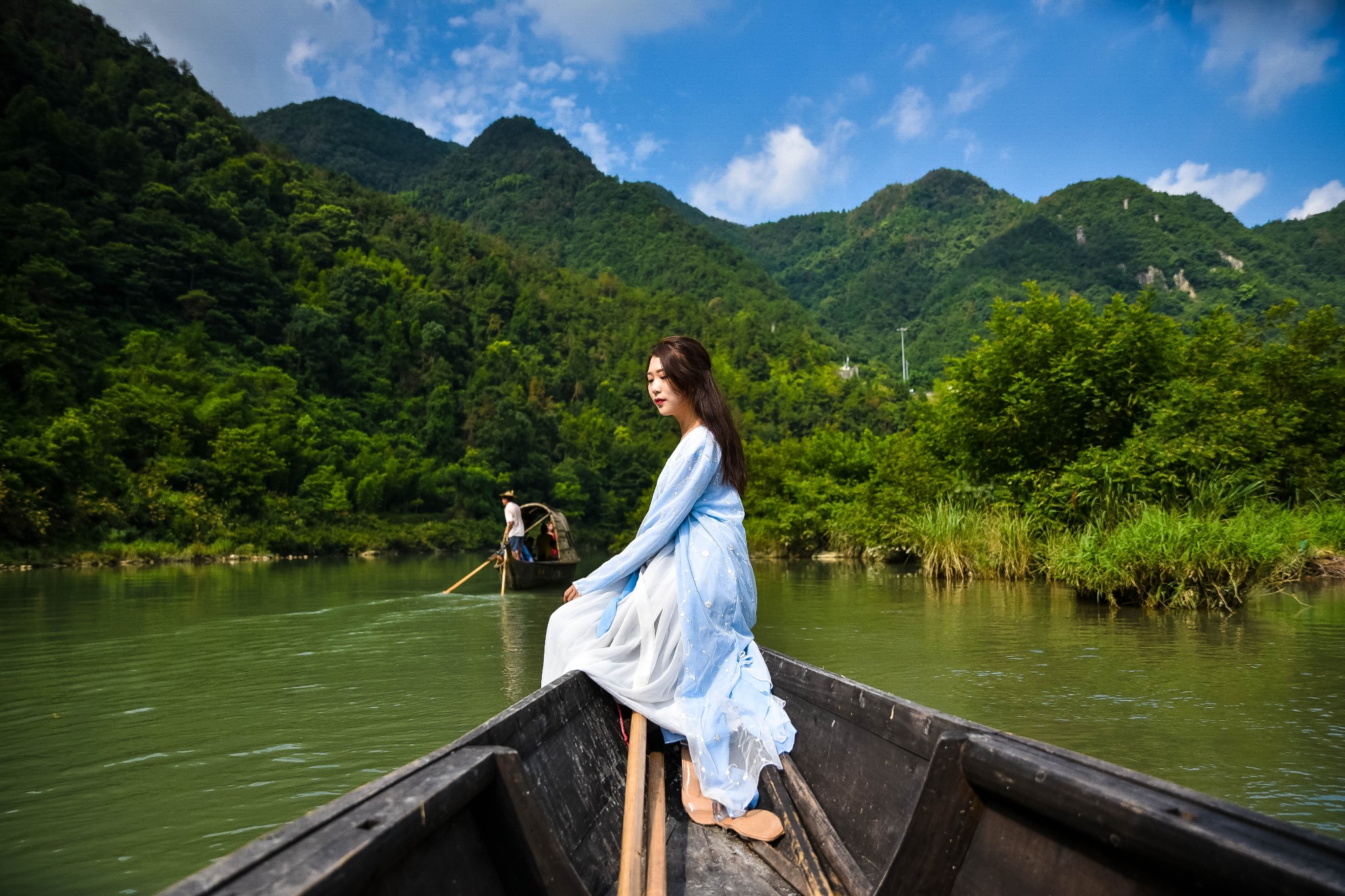 欣赏完古村和文化馆,最后来到了舴艋舟乌篷船漂流,我们一行4人跨上