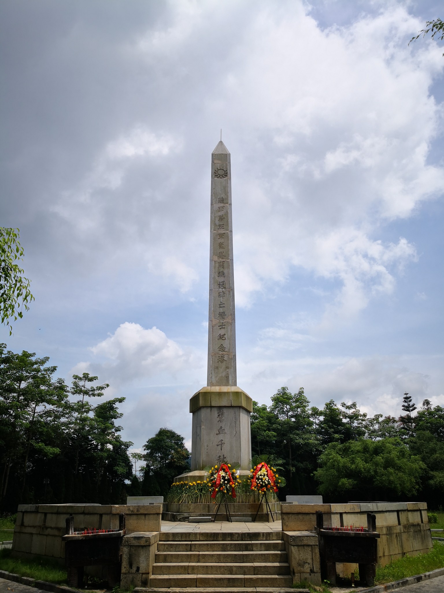 雄关独峙镇南天,碧血千秋昆仑关.巍巍青山埋忠骨,铁血铸就民族魂.