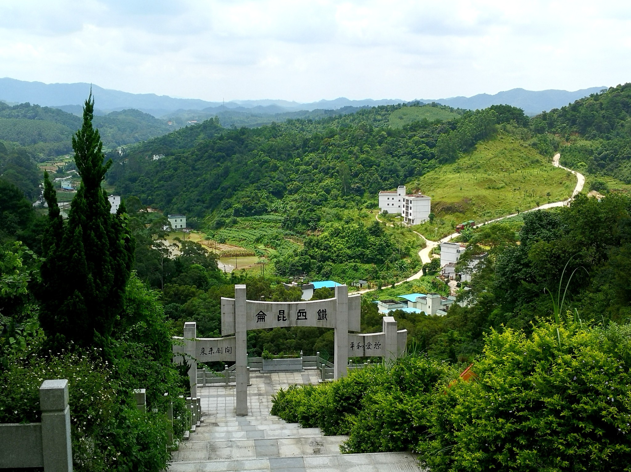 雄关独峙镇南天,碧血千秋昆仑关.巍巍青山埋忠骨,铁血铸就民族魂.