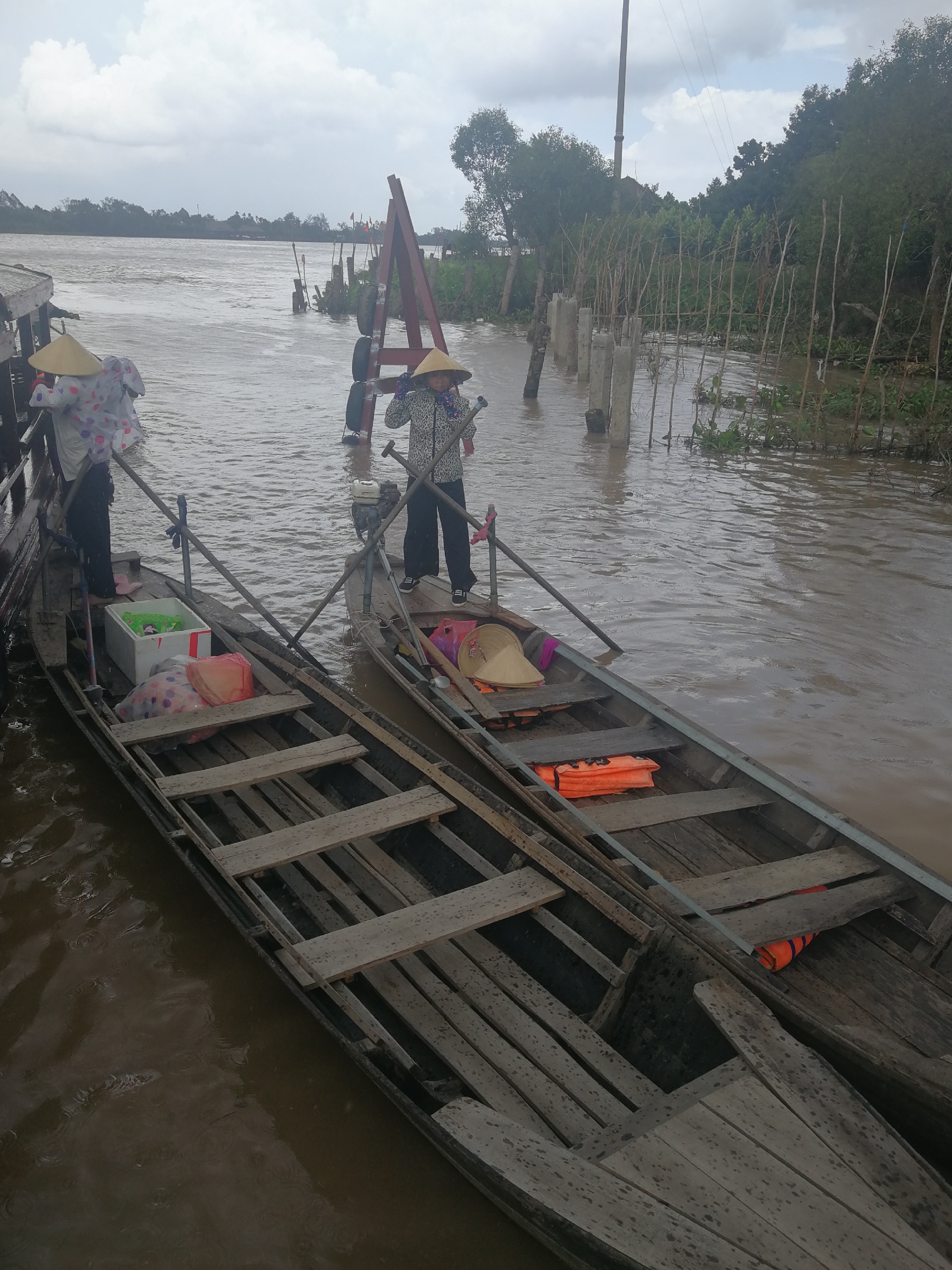 前江省位于越南,区属湄公河三角洲,北与隆安省相邻,南接槟椥省,永隆