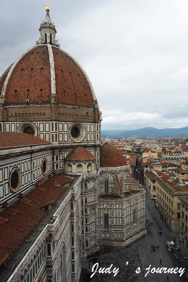 (側觀教堂穹頂)聖若望洗禮堂(battistero di san giovanni)就在百花大