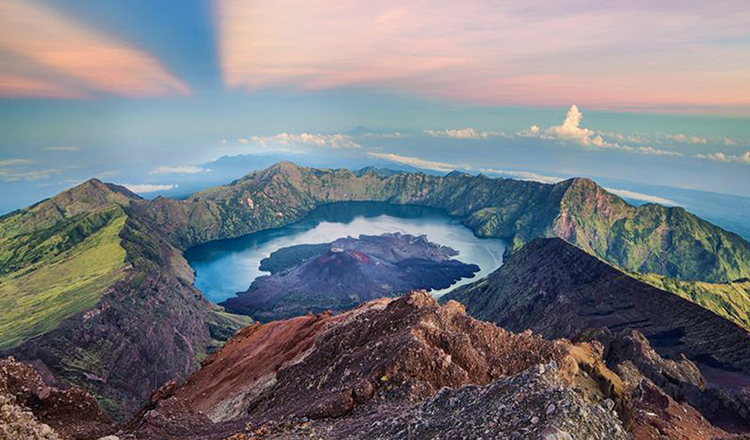 炽热与烈焰之歌林贾尼火山3天2夜勇攀高峰天然火山温泉含登山套装导游