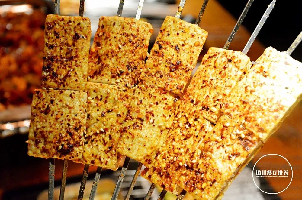 烤鸡全翅,烤神仙鱼,海盐大虾,水果玉米,饭盒鸡蛋,糊辣小瓜,包浆豆腐!