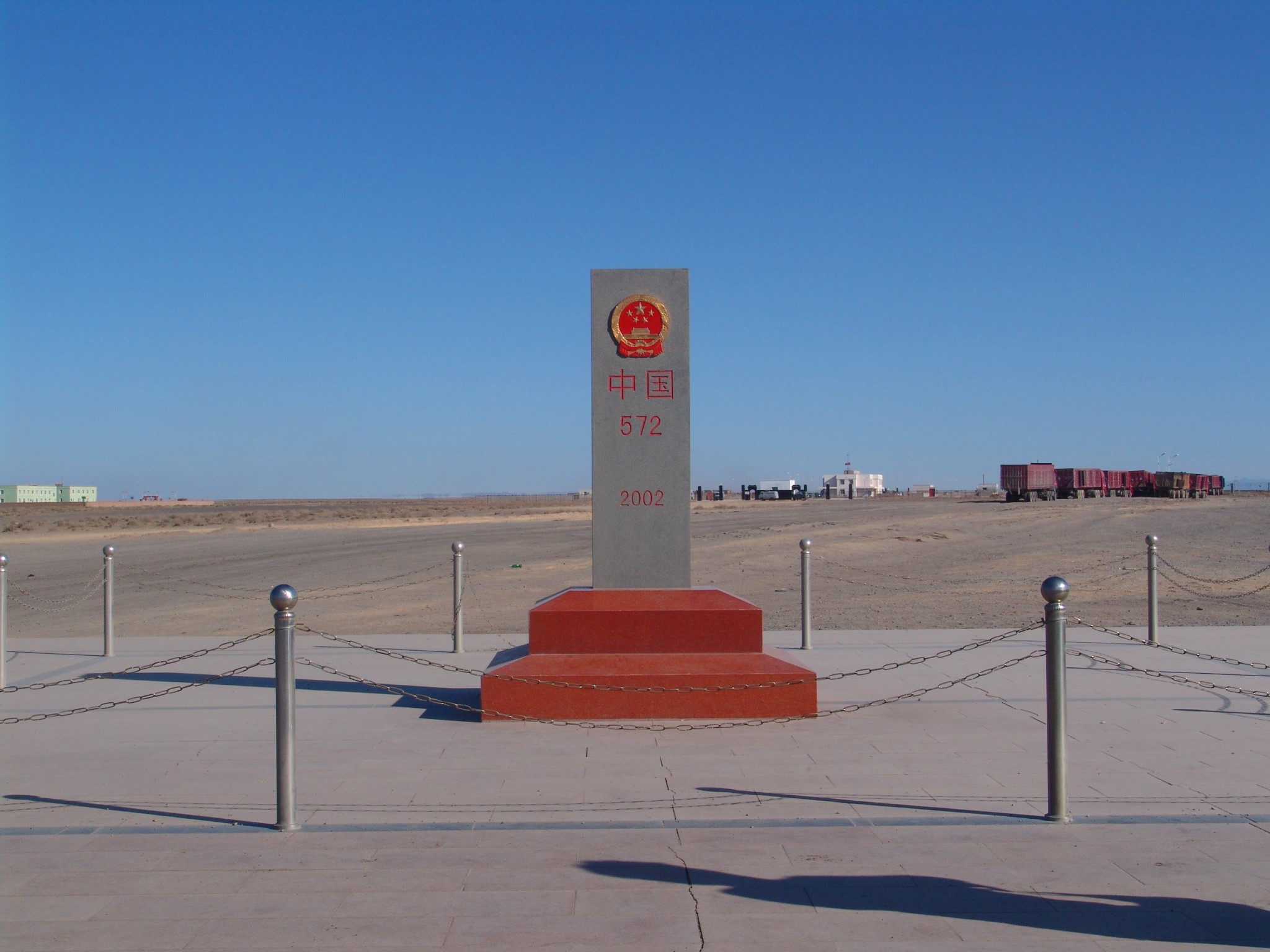 策克口岸有拍界碑的情结