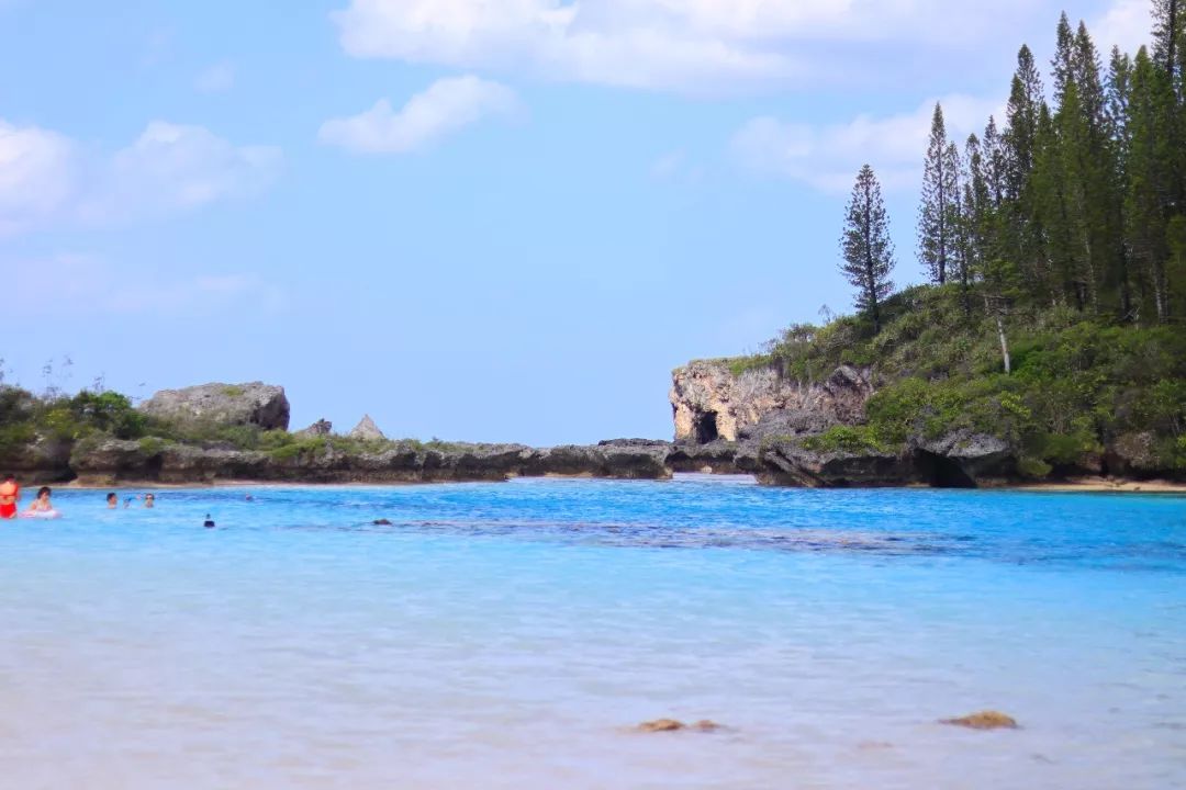 岩石充當了圍城的堡壘,將風浪擱在外面,天然泳池中,永遠平靜.