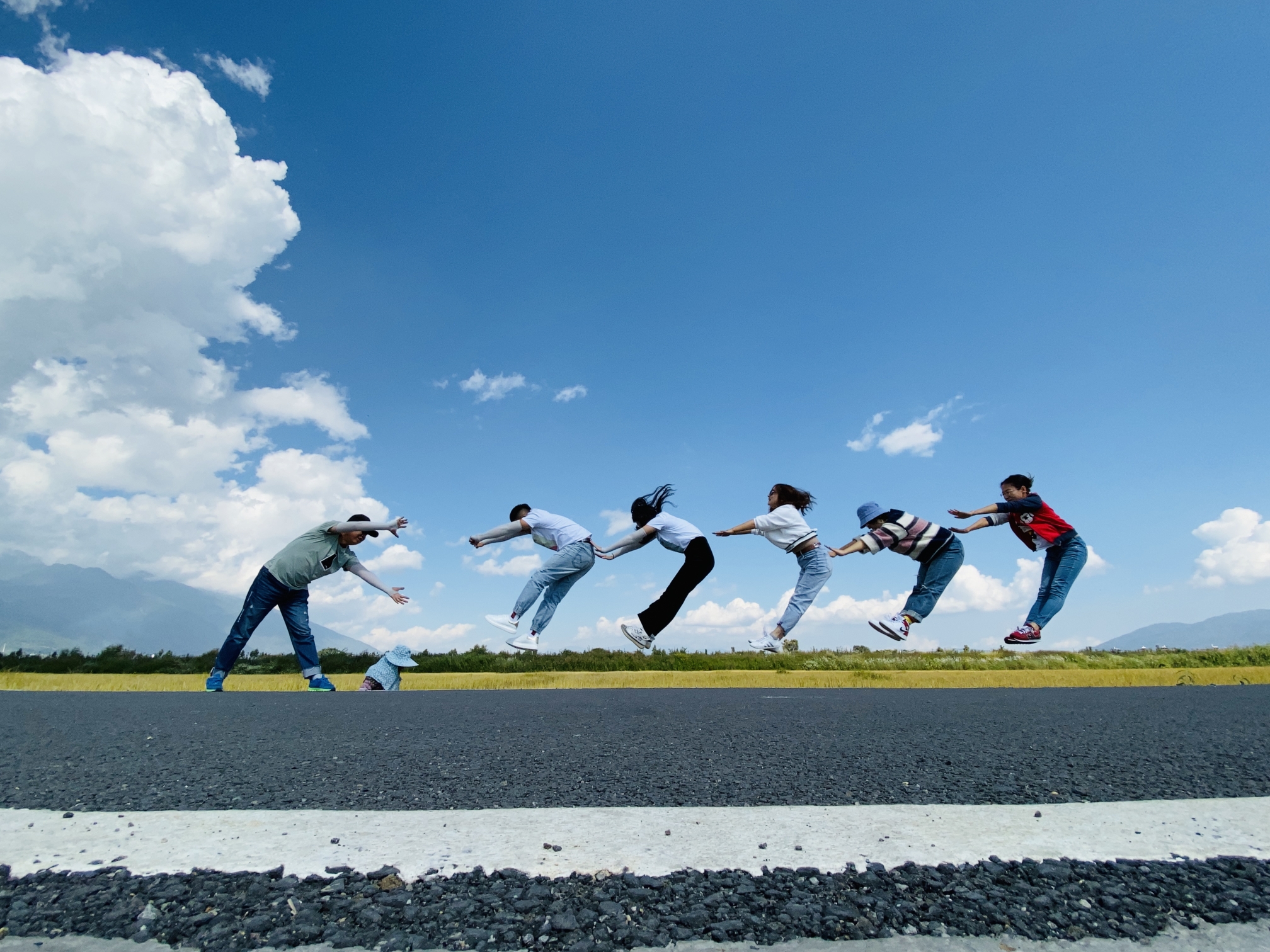 旅游不是出行,而是一群陌生的好朋友玩在了一起.一起疯,一起笑.