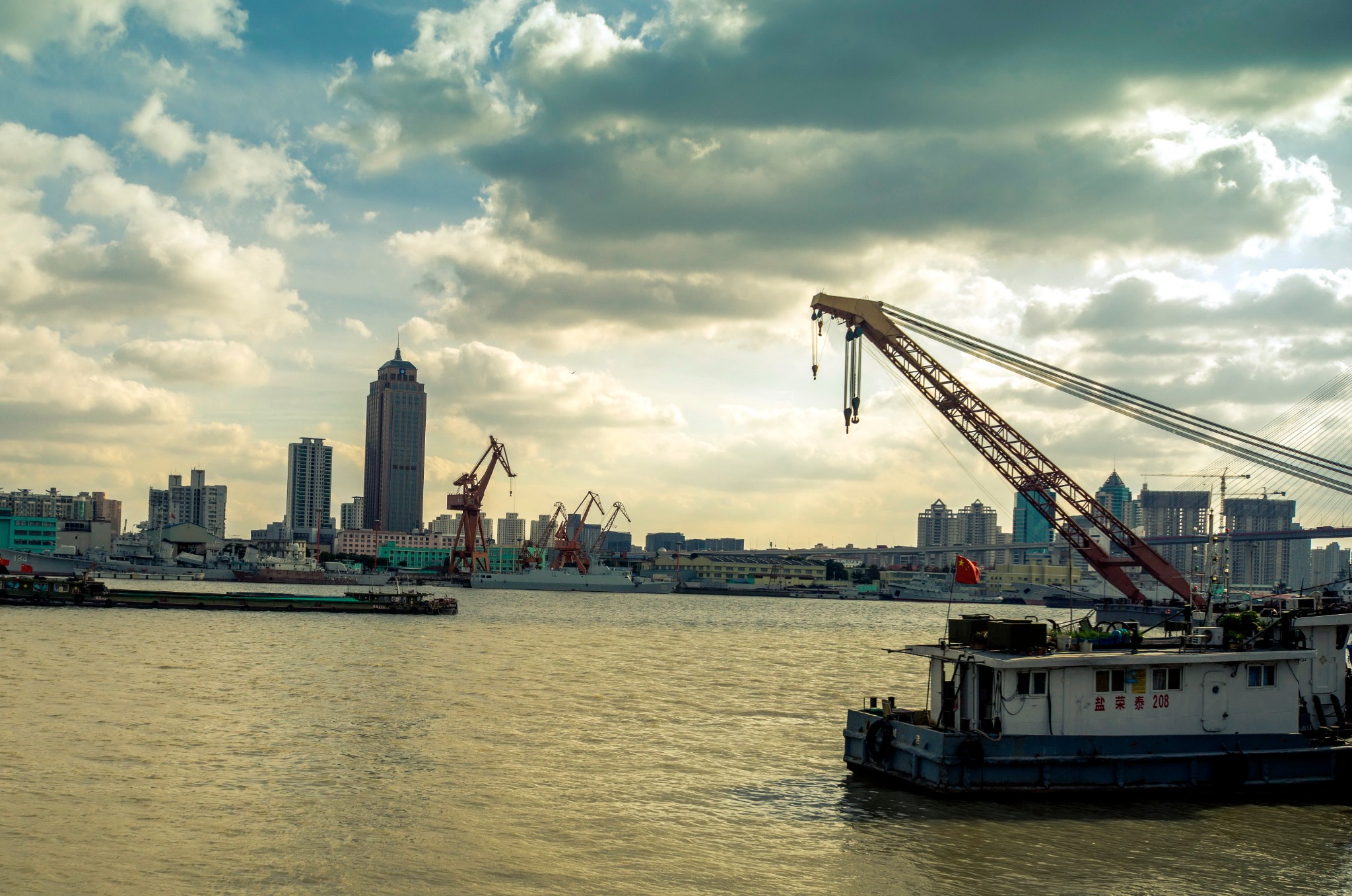 漫步杨浦滨江带感受百年工业沧桑