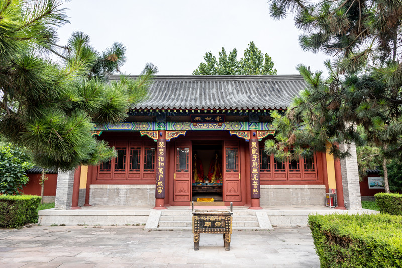 步入其中,可以看到里面分中,东,西三路布局,中为大舜殿,舜帝广场