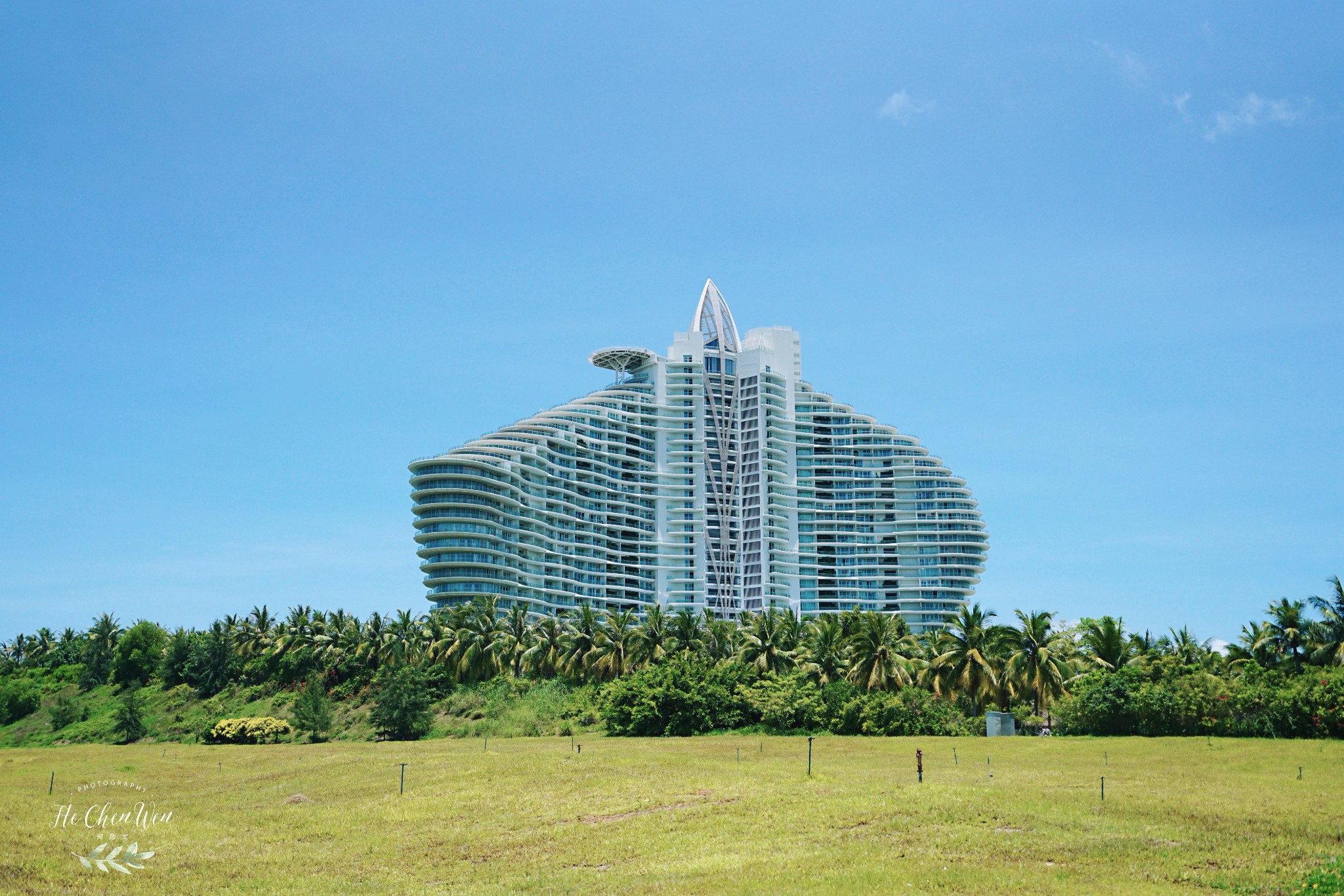 红树林度假酒店,酒店的外形如一幅巨大的彩色风帆,远看就是帆船造型