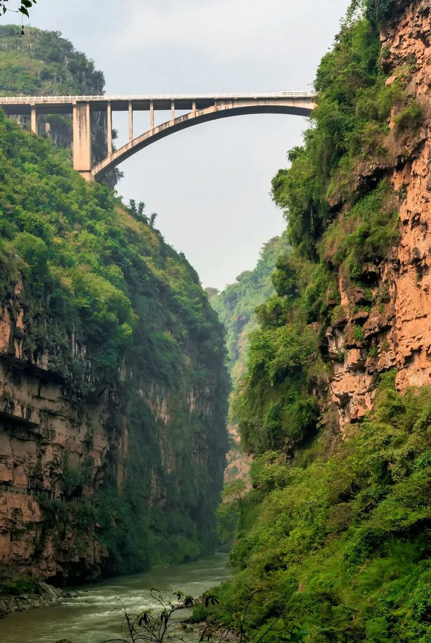 马岭河大桥 横跨马岭河大峡谷,所以这不仅仅是