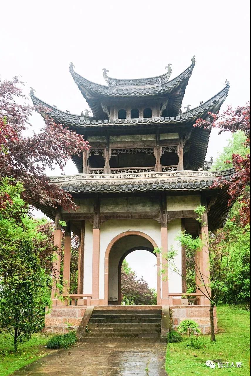 雨中游览古城岩