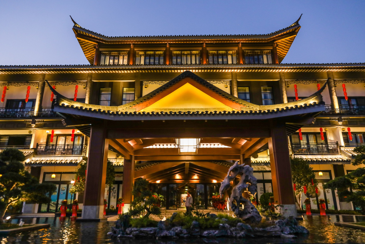 玖崇湖温泉特色小镇是 广东梅州市致力主打的一个度假旅游村,距离酒店