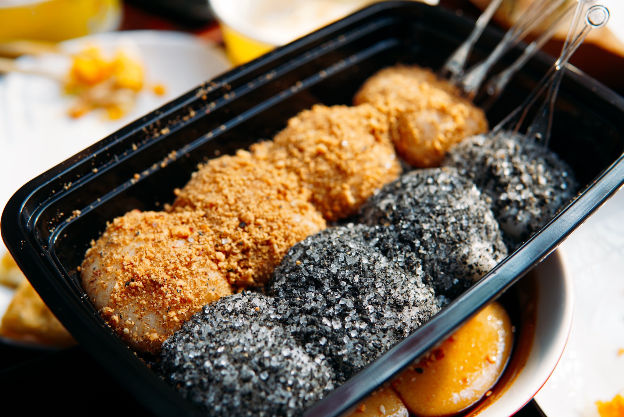 两种颜色不同的麻糍颜值也是非常非常的高