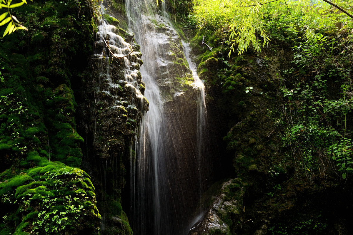 沕沕水生态风景区内的瀑布是典型的喀斯特岩溶泉,常年涌流,四季不竭
