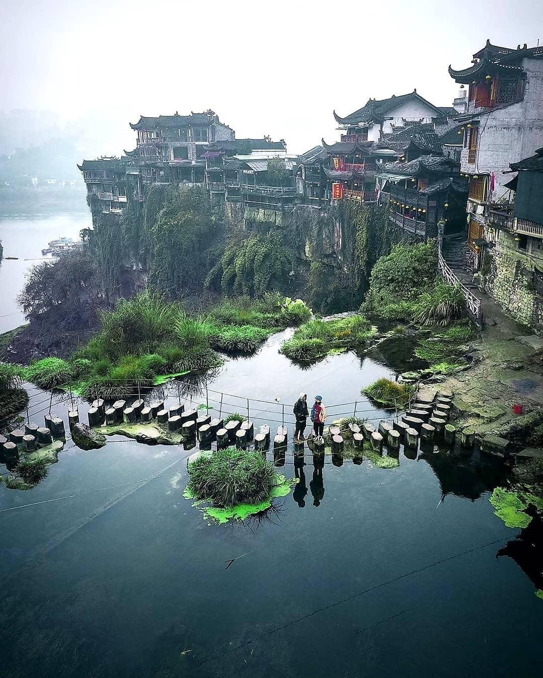 张家界出发挂在瀑布上的千年古镇芙蓉镇纯玩一日游